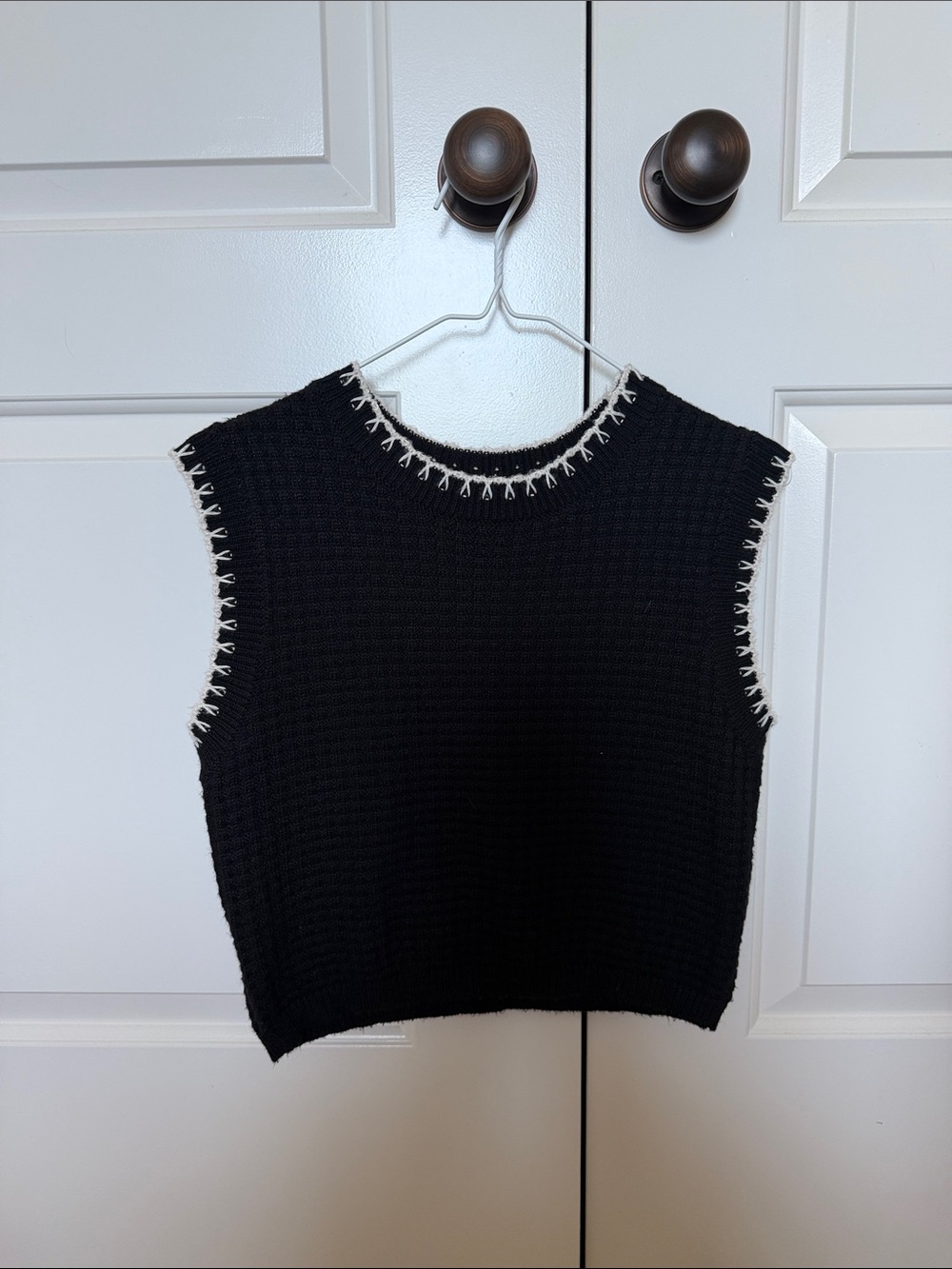 Altar'd State Black Sleeveless Knit Cropped Shell with White Trim